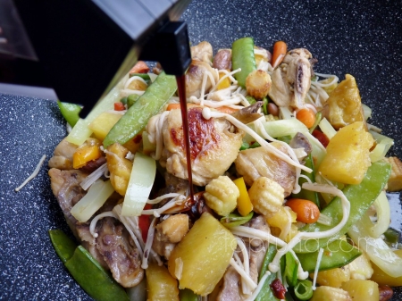 Курица по-малайски с ананасом и эноки