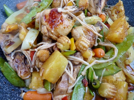 Курица по-малайски с ананасом и эноки