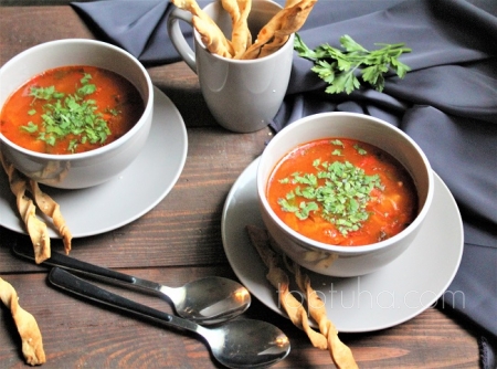 Фасолевый суп с колбасками и хлебными палочками